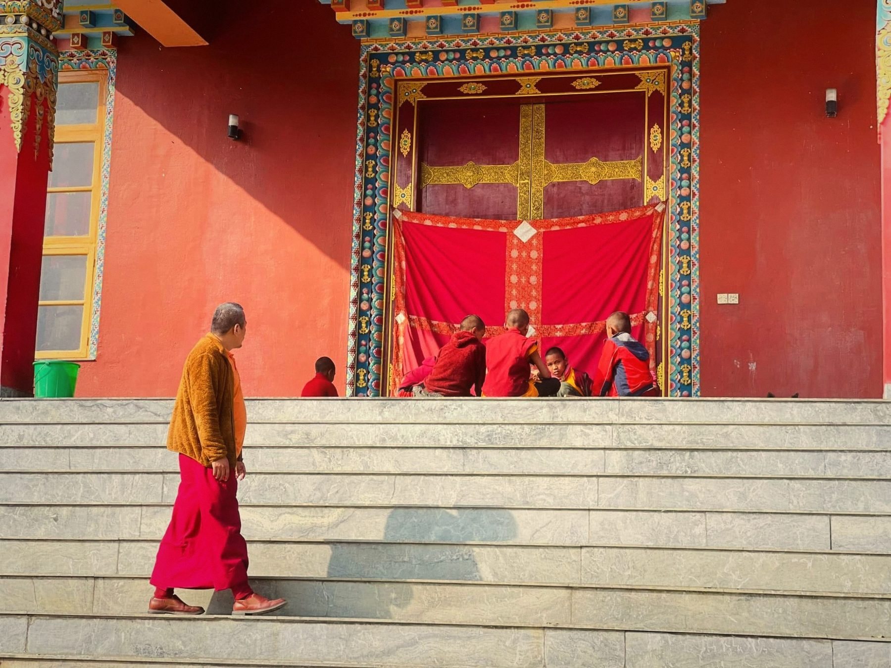 Rinpoche cùng các chú tiểu trước chánh điện