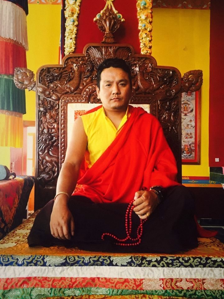 Rinpoche trên pháp tòa