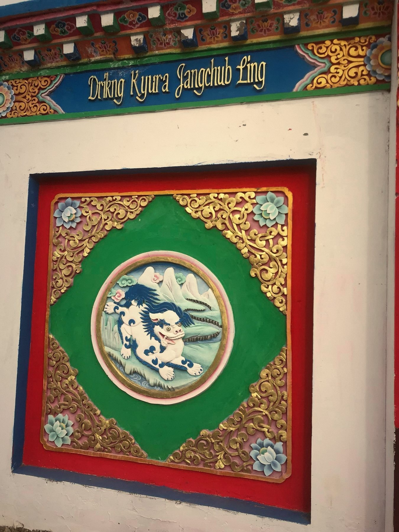Bảng tên tu viện Drikung Kyura Jangchub Ling