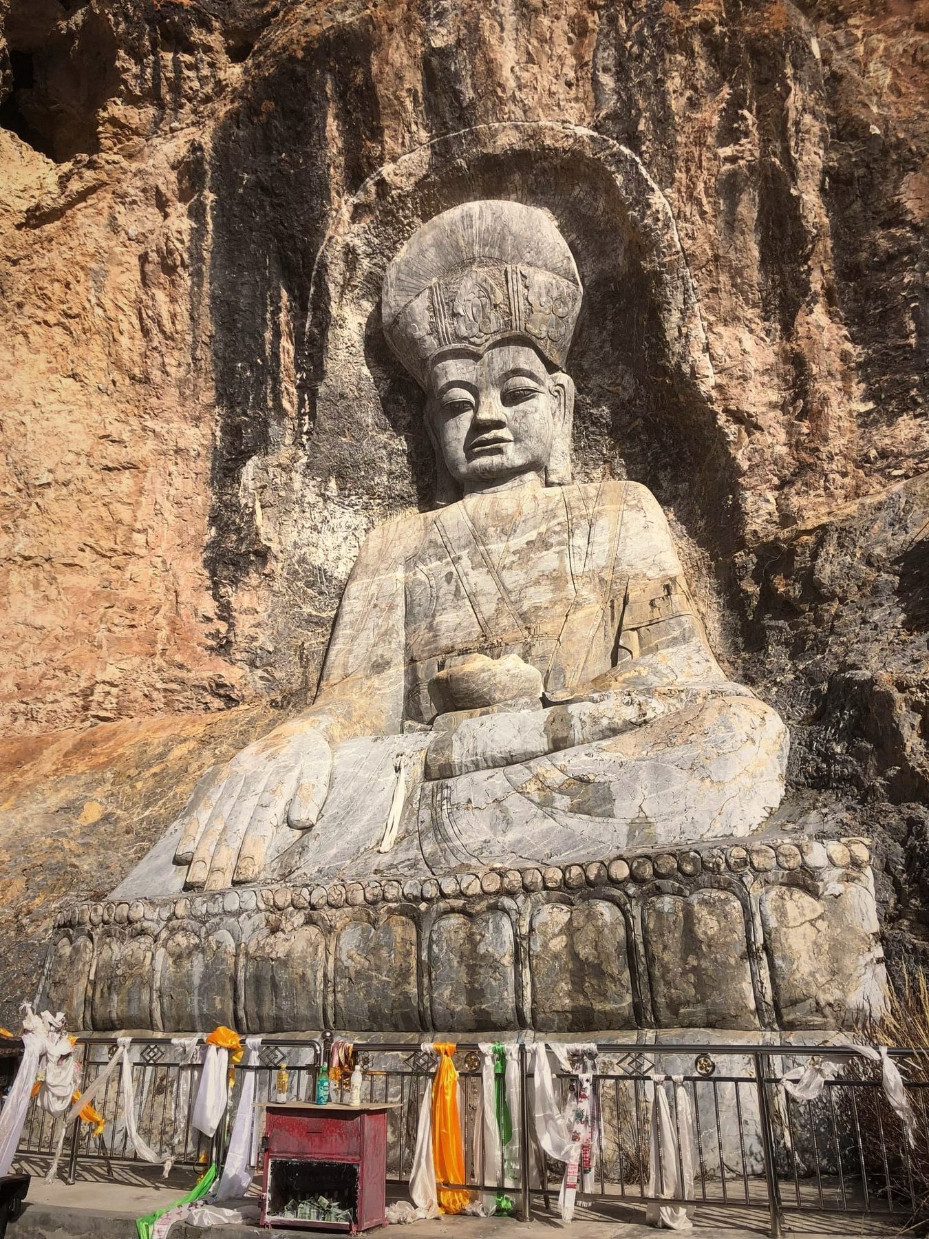 Tượng Đức Kyobpa Jigten Sumgön khắc trên vách đá tại Kyura Drak, Kham, Tây Tạng
