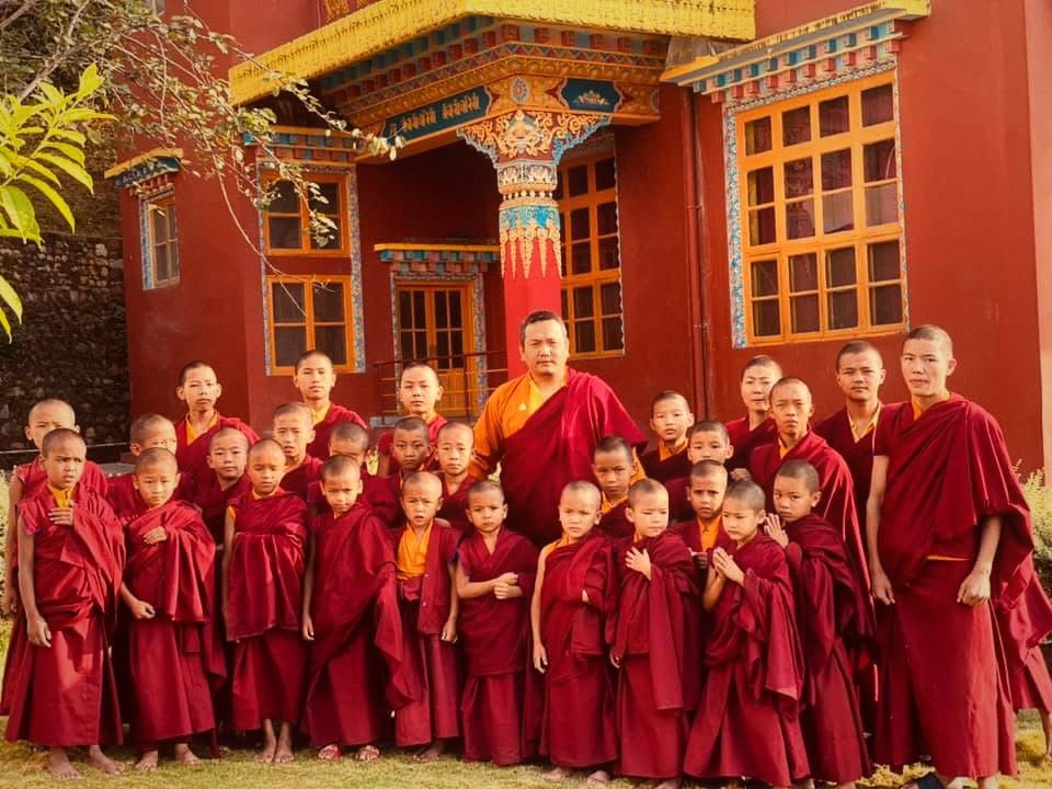 Rinpoche cùng các chú tiểu và tăng sĩ trước chánh điện Palden Phagdru