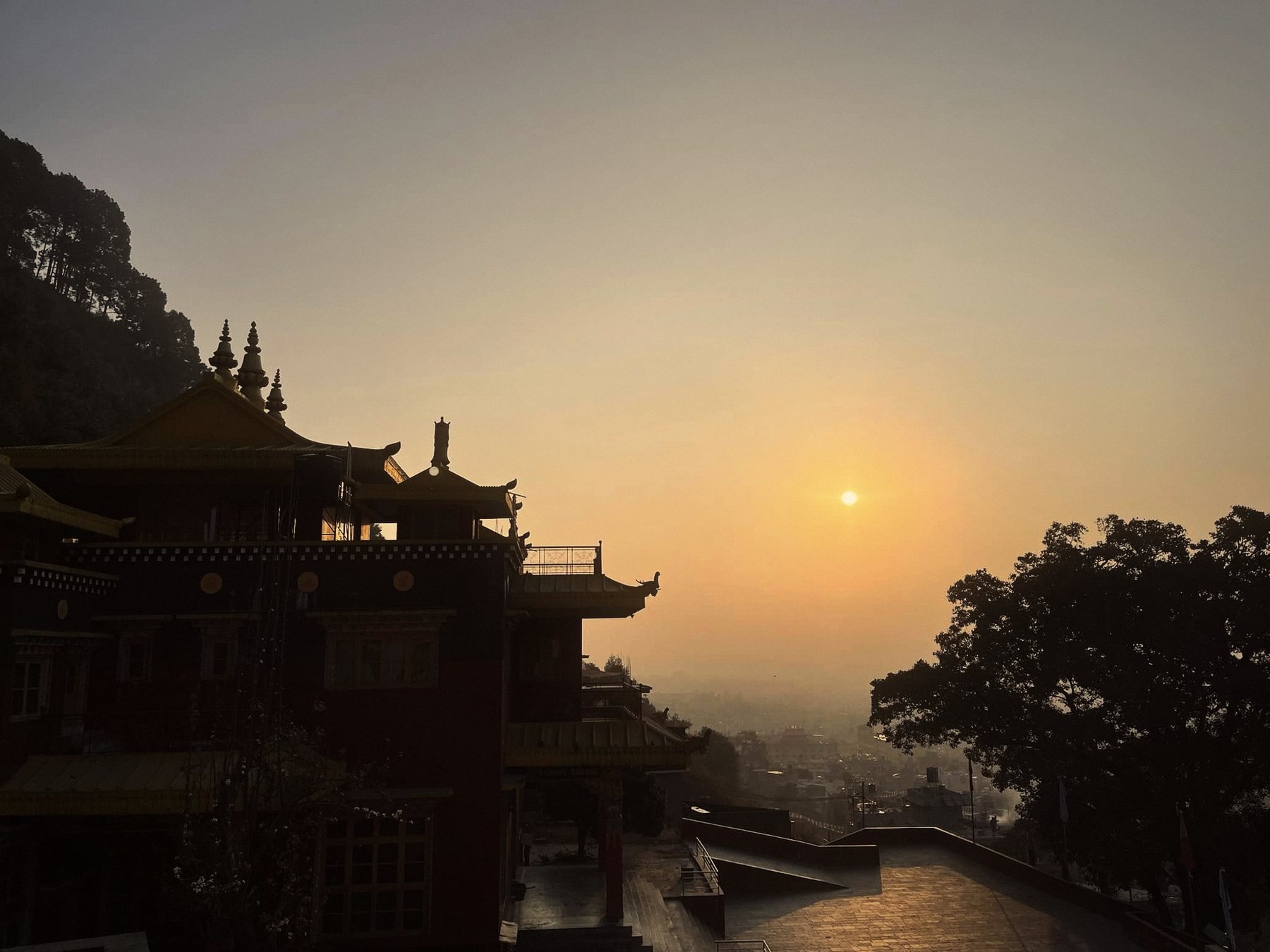 Bình minh trên mái tu viện Palden Phagdru, thung lũng Kathmandu trong sương
