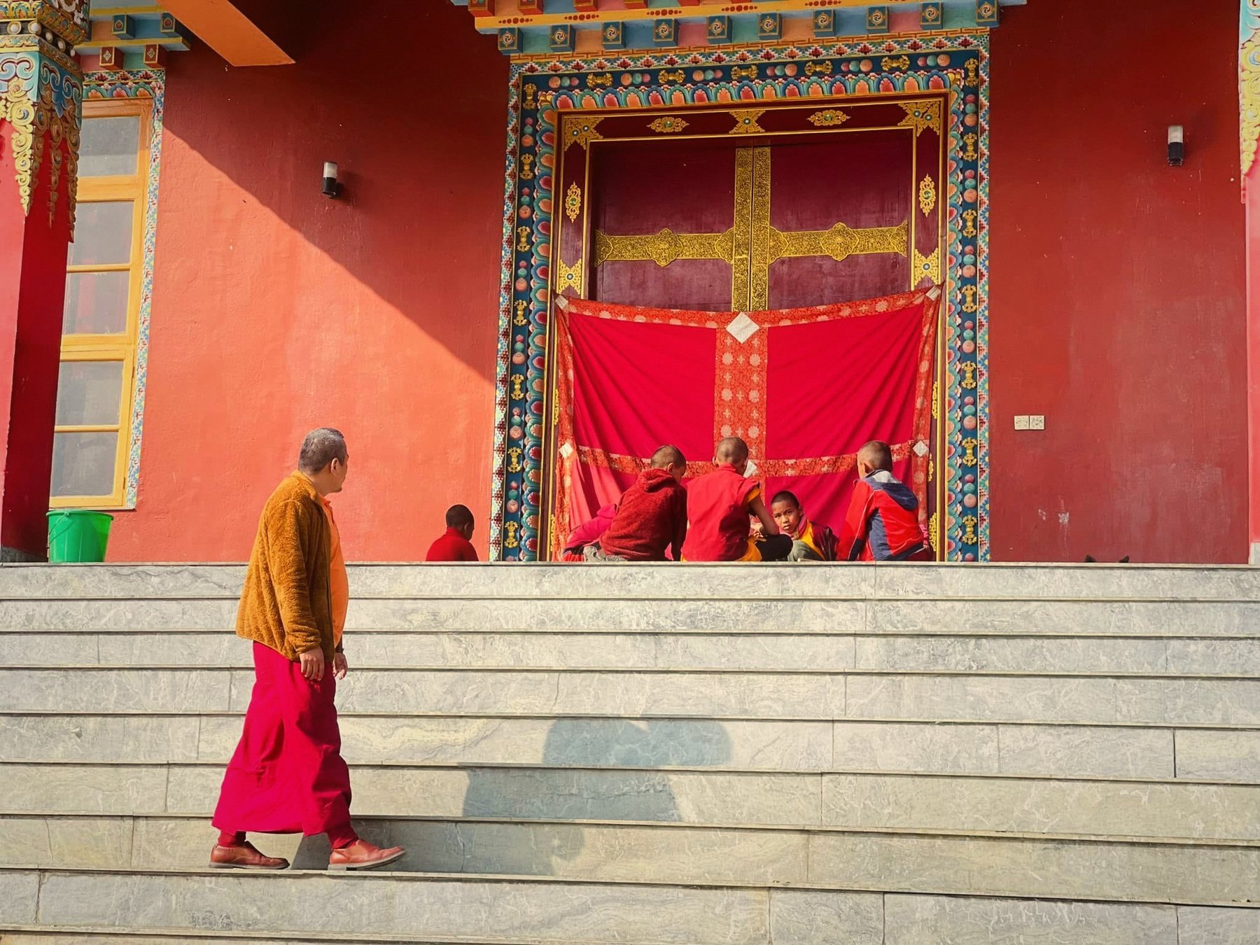 Rinpoche bước lên thềm chánh điện Palden Phagdru