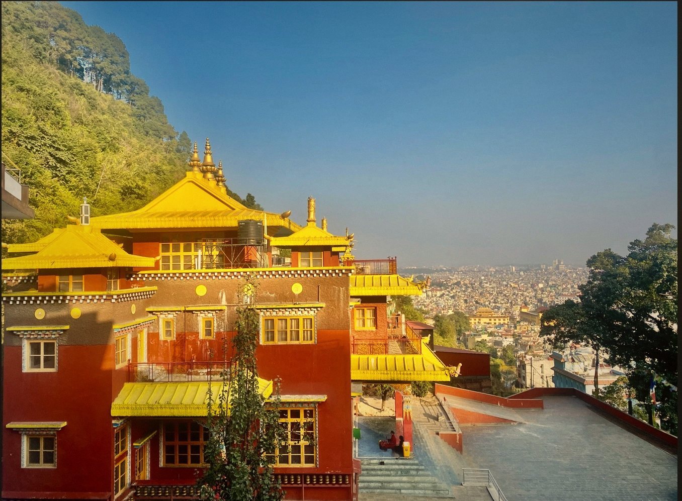 Toàn cảnh tu viện Palden Phagdru trên sườn đồi Swayambhu, nhìn xuống thung lũng Kathmandu
