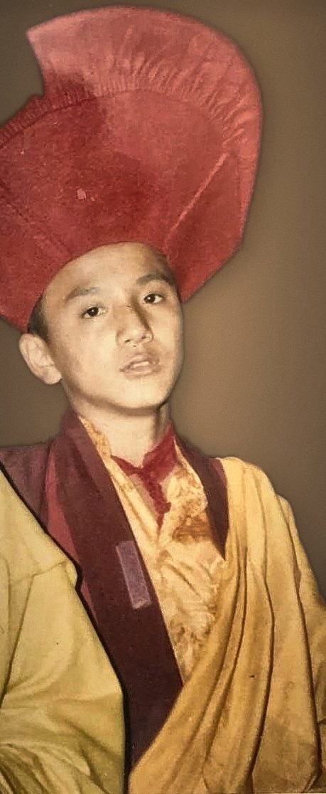 Rinpoche khi còn trẻ, đội mũ đỏ