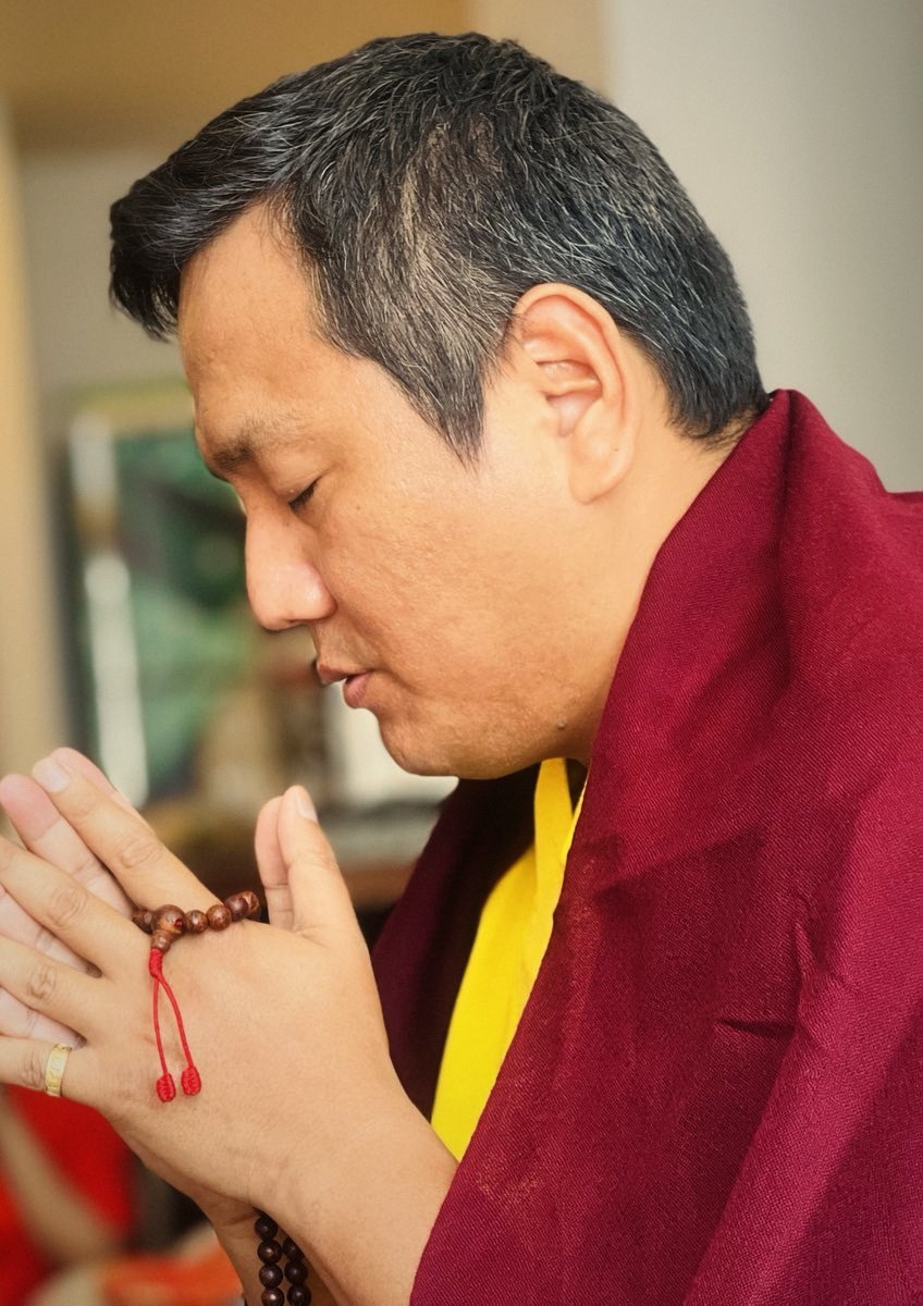 Rinpoche cầu nguyện tại Việt Nam