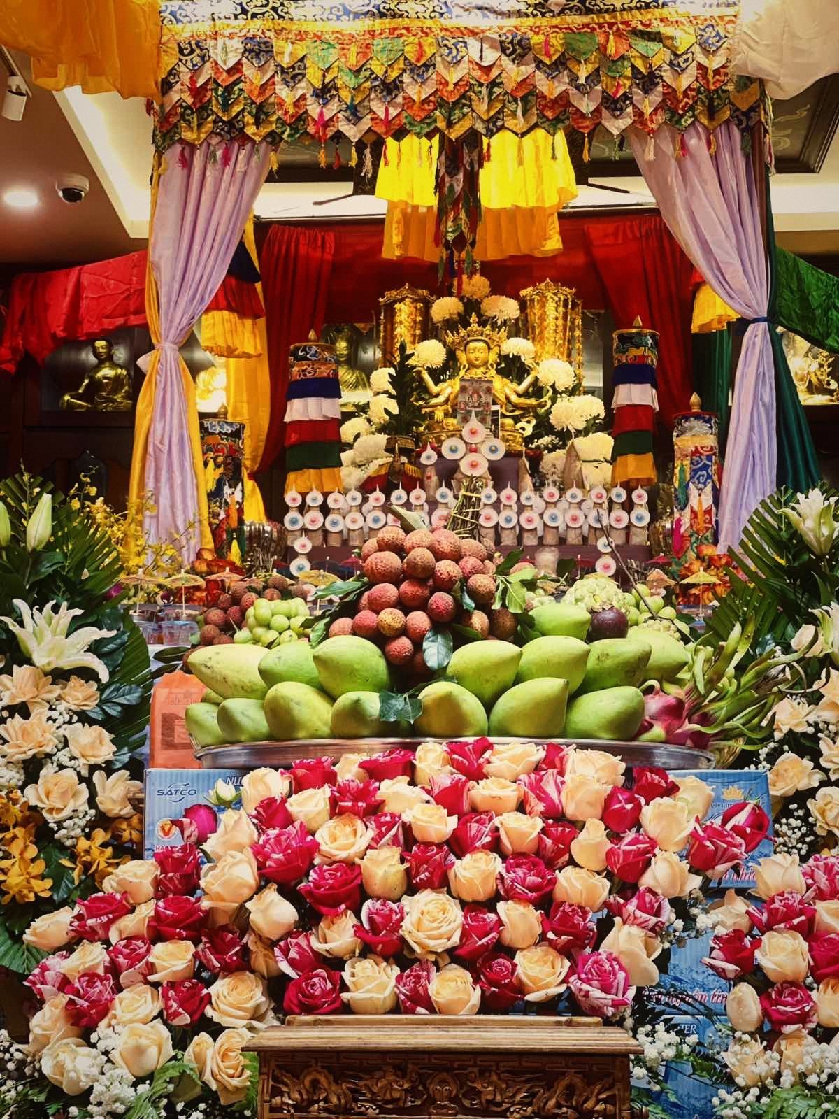 Bàn cúng dường hoa hồng và trái cây